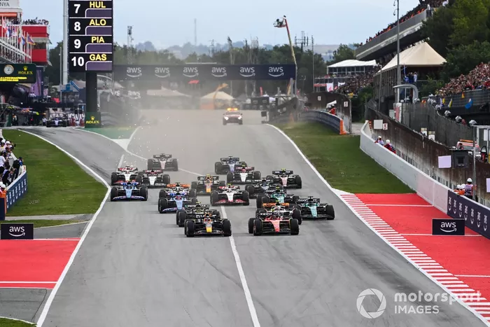 Max Verstappen, Red Bull Racing RB19, Carlos Sainz, Ferrari SF-23, Lewis Hamilton, Mercedes F1 W14, Lance Stroll, Aston Martin AMR23, Lando Norris, McLaren MCL60, el resto de la parrilla en la salida.
