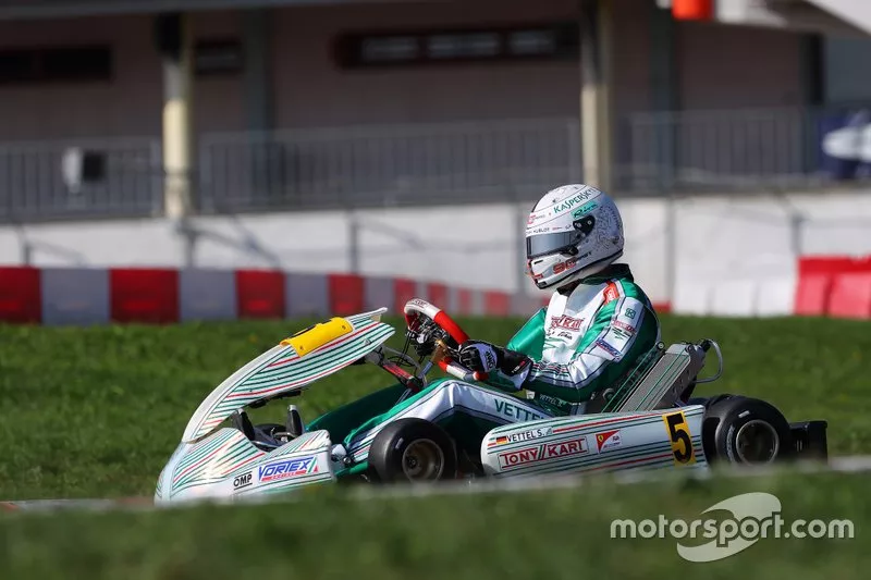 Sebastian Vettel probando con Tony Kart