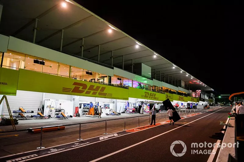McLaren desmonta su muro de boxes antes de la llegada del tifón Hagibis