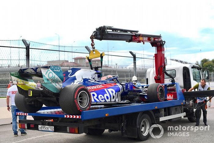 El coche de Daniil Kvyat, Toro Rosso STR14, en una grúa