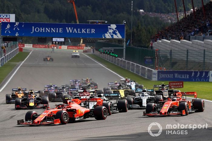 Charles Leclerc, Ferrari SF90, Sebastian Vettel, Ferrari SF90, Lewis Hamilton, Mercedes AMG F1 W10, Valtteri Bottas, Mercedes AMG W10 al inicio