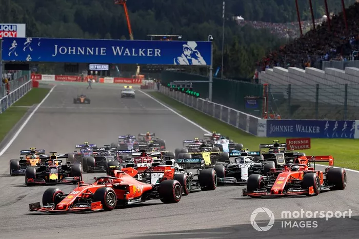 Charles Leclerc, Ferrari SF90, precede Sebastian Vettel, Ferrari SF90, Lewis Hamilton, Mercedes AMG F1 W10, Valtteri Bottas, Mercedes AMG W10 alla partenza della gara