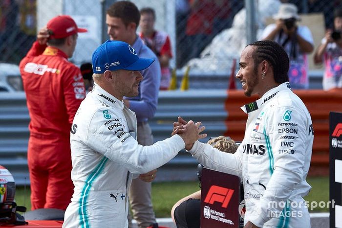 Valtteri Bottas, Mercedes AMG F1 y Lewis Hamilton, Mercedes AMG F1 celebran en Parc Ferme 