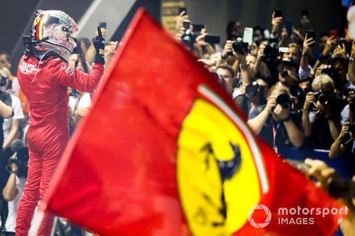 Il vincitore della gara Sebastian Vettel, Ferrari, festeggia nel parco chiuso