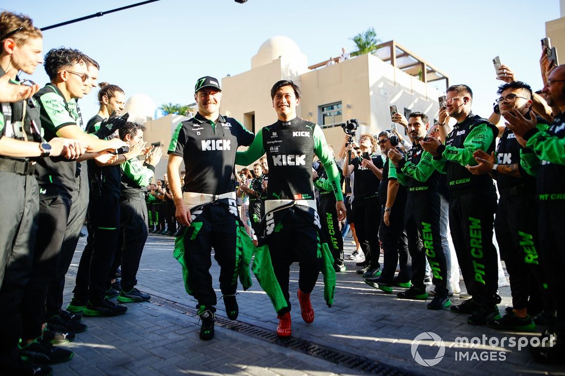 Os pilotos Valtteri Bottas, da Stake F1 Team KICK Sauber, e Zhou Guanyu, da Stake F1 Team KICK Sauber, recebem uma ovação dos colegas