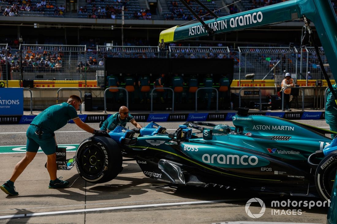 Lance Stroll, Aston Martin AMR24, en boxes
