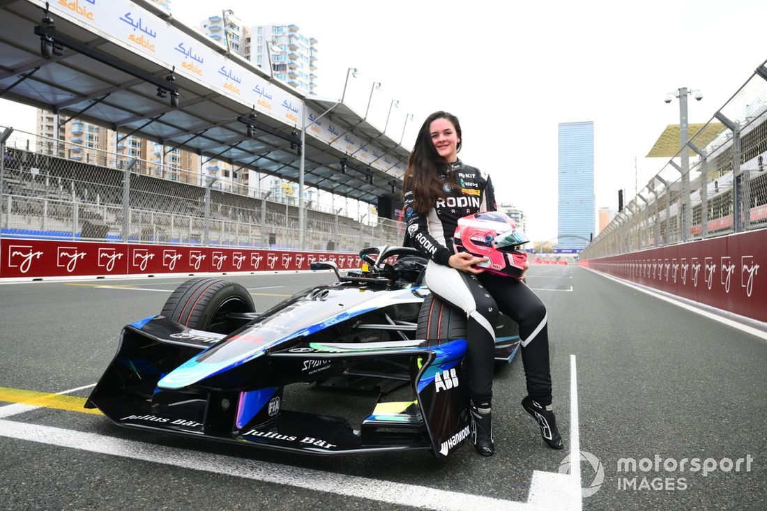 Abbi Pulling siedzi z samochodem Gen3 EVO na starcie