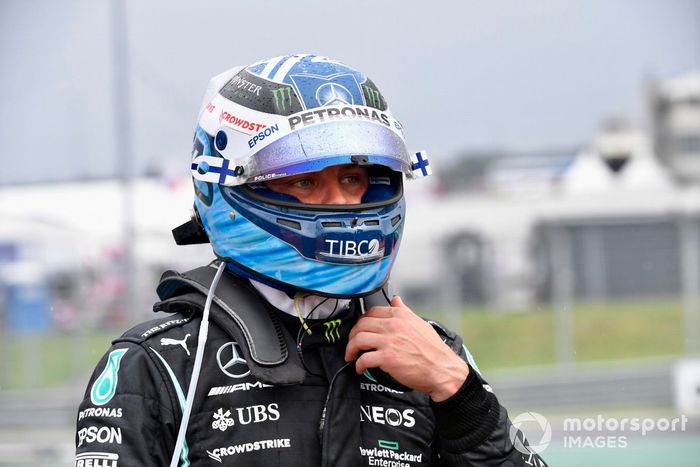 Valtteri Bottas, de Mercedes, después de chocar en la salida