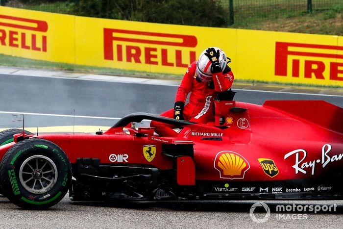 Charles Leclerc, Ferrari SF21 se lamenta tras quedar fuera de la carrera