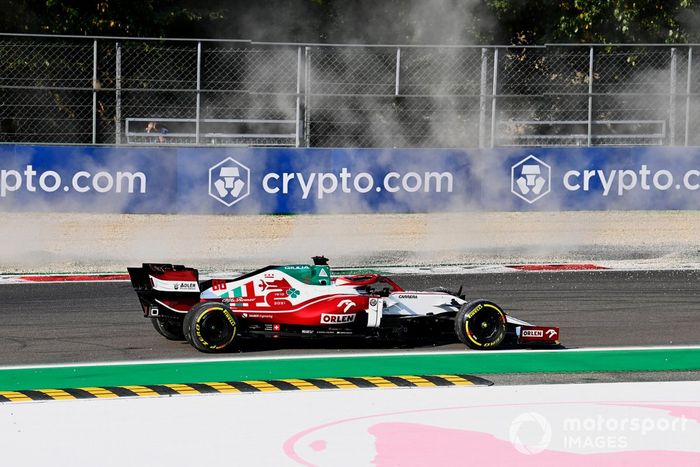 Robert Kubica, Alfa Romeo Racing C41, hace un trompo tras el toque con Yuki Tsunoda, AlphaTauri 