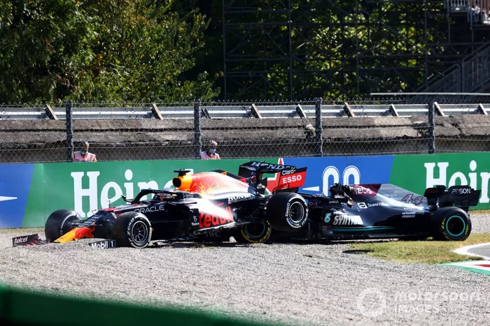 Max Verstappen, Red Bull Racing RB16B, y Lewis Hamilton, Mercedes W12, chocan mientras luchan por la posición