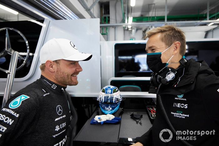 Valtteri Bottas, de Mercedes, habla con un compañero de equipo