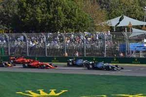 Valtteri Bottas, Mercedes AMG W10, voor Lewis Hamilton, Mercedes AMG F1 W10, Sebastian Vettel, Ferrari SF90, Charles Leclerc, Ferrari SF90, en Max Verstappen, Red Bull Racing RB15, bij de start