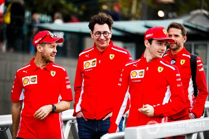 Sebastian Vettel, Mattia Binotto director de Ferrari y Charles Leclerc, camino al evento con los fans en la Federation Square
