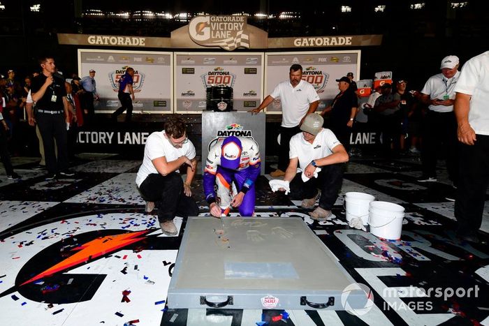 Denny Hamlin, Joe Gibbs Racing, Toyota Camry FedEx Express celebrates in victory lane 