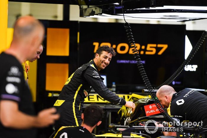 Daniel Ricciardo, Renault F1 Team en el garaje con mecánicos
