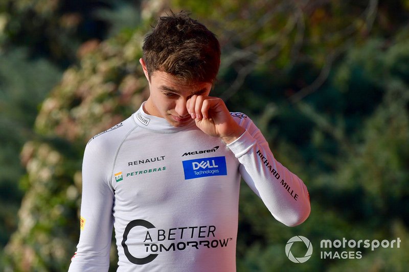 Lando Norris, McLaren camina después de ir a la grava