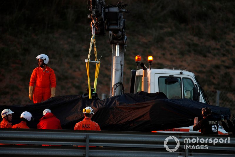La monoposto di Romain Grosjean, Haas F1 Team VF-19, viene recuperata