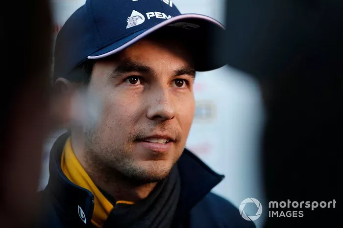 Sergio Perez, Racing Point F1 Team con los medios