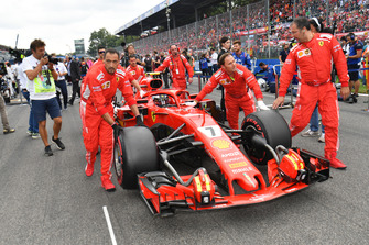Kimi Raikkonen, Ferrari SF71H, in griglia di partenza