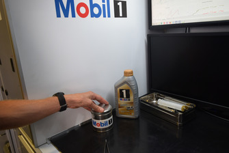 Ingegnere Exxon-Mobil al lavoro nel laboratorio mobile all'interno del box Red Bull