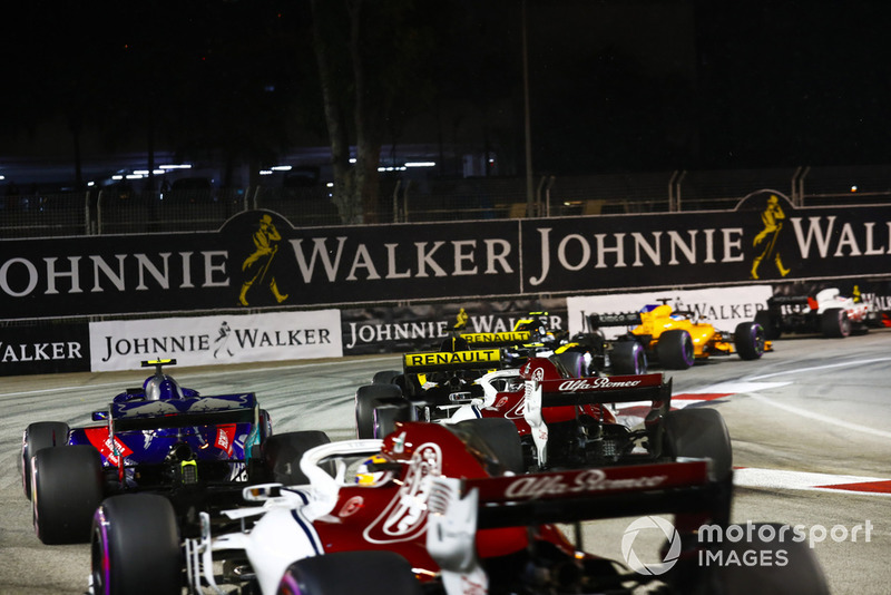 Carlos Sainz Jr., Renault Sport F1 Team R.S. 18, devant Nico Hulkenberg, Renault Sport F1 Team R.S. 18, Charles Leclerc, Sauber C37, Pierre Gasly, Scuderia Toro Rosso STR13, et Marcus Ericsson, Sauber C37
