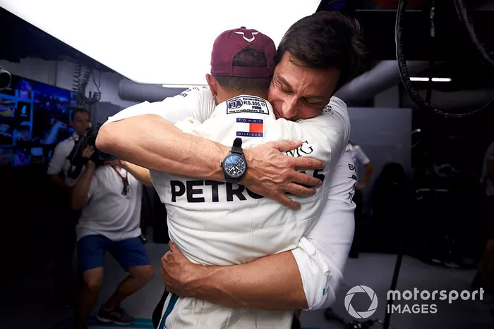 En Singapur, bajo los focos, Hamilton se acercó a la 80ª....