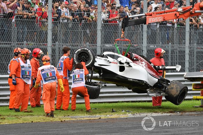 El coche accidentado de Marcus Ericsson, Sauber C37 es removido