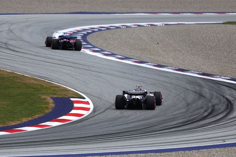 Charles Leclerc, Ferrari, Oliver Bearman, Haas F1 Team