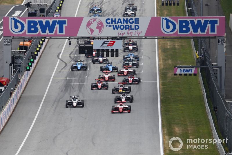 Salida de la carrera 3 de la FIA F3 2021 en Red Bull Ring