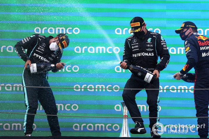 Lewis Hamilton, Mercedes, primera posición, Valtteri Bottas, Mercedes, tercera posición, y Max Verstappen, Red Bull Racing, segunda posición, celebra con champán en el podio