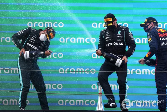 Lewis Hamilton, Mercedes, primera posición, Valtteri Bottas, Mercedes, tercera posición, y Max Verstappen, Red Bull Racing, segunda posición, celebra con champán en el podio