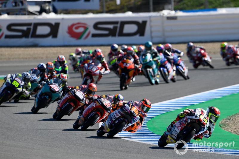 Salida: Tatsuki Suzuki, SIC58 Squadra Corse en cabeza