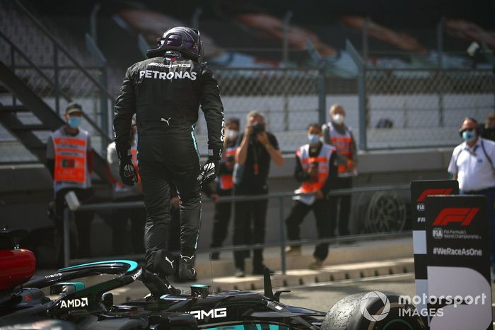 Ganador Lewis Hamilton, Mercedes, en Parc Ferme