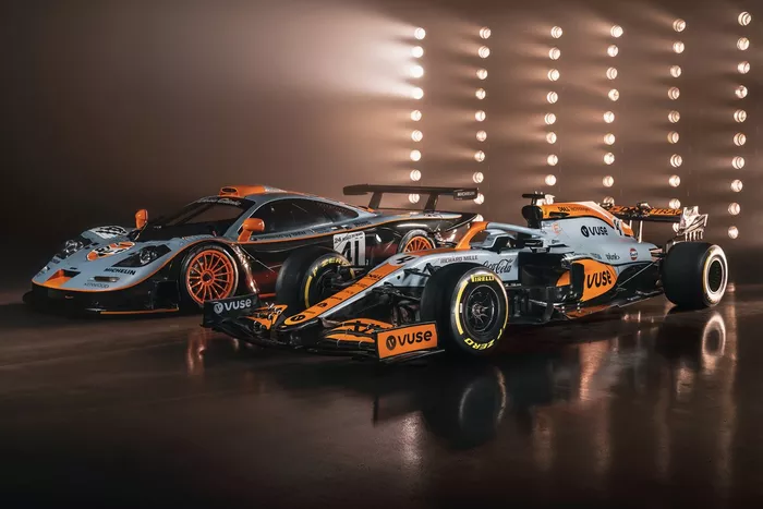 McLaren MCL35M con nueva decoración Gulf y el #41 McLaren F1 GTR Le Mans 1997: Pierre-Henri Raphanel, Jean-Marc Gounon, Anders Olofsson
