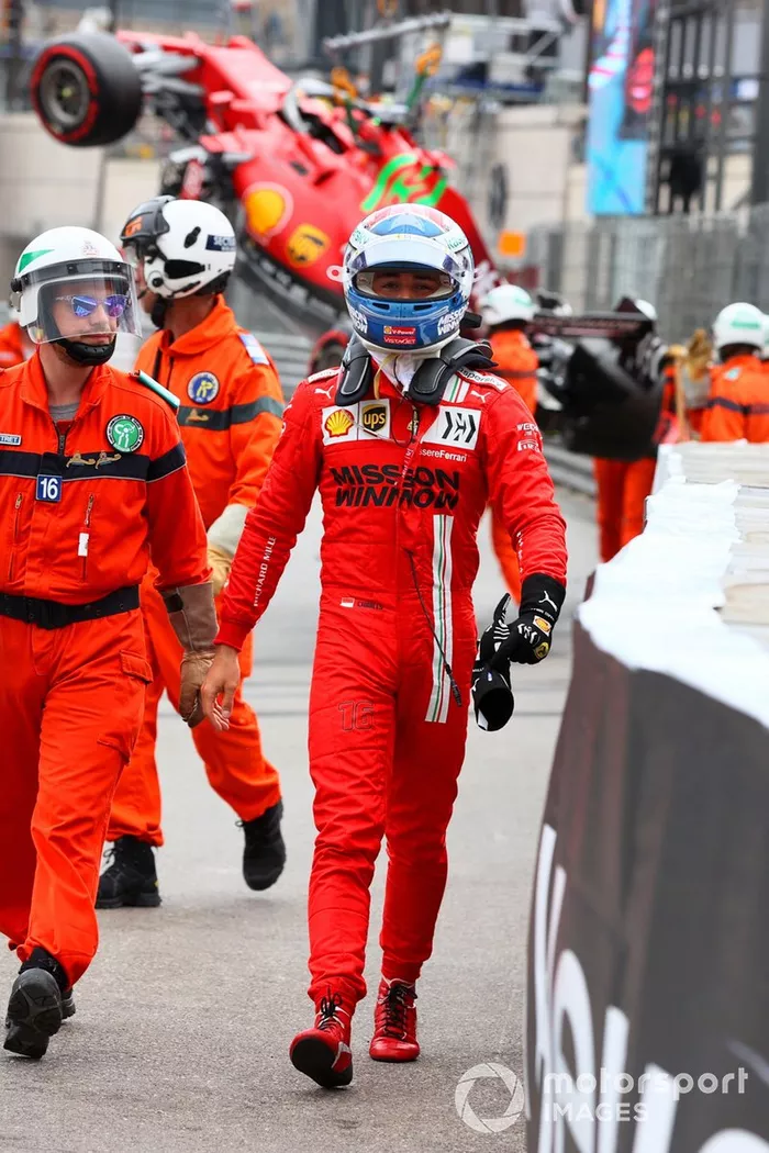Comisarios con Charles Leclerc, Ferrari, tras su accidente