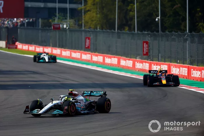 Lewis Hamilton, Mercedes W13, Sergio Pérez, Red Bull Racing RB18, George Russell, Mercedes W13