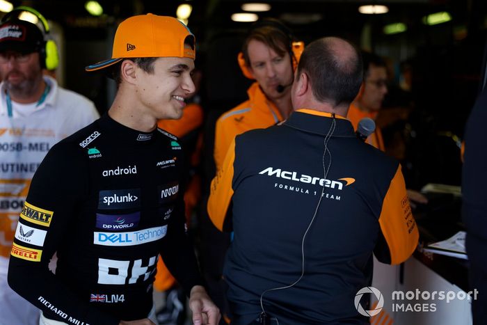Lando Norris, McLaren, en el garaje
