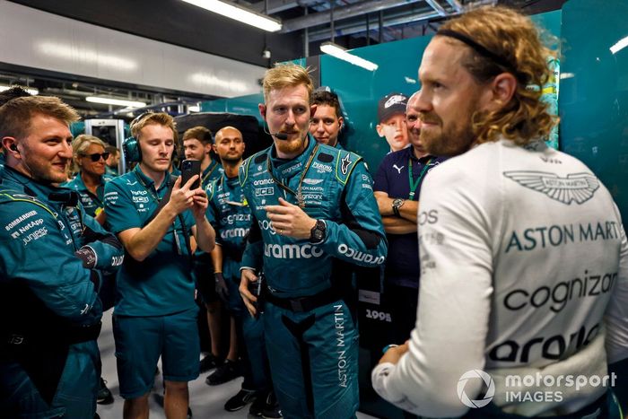 Sebastian Vettel, Aston Martin, en el garaje con su equipo