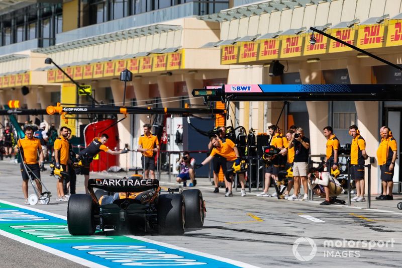 Oscar Piastri, McLaren MCL60, hace una parada en boxes