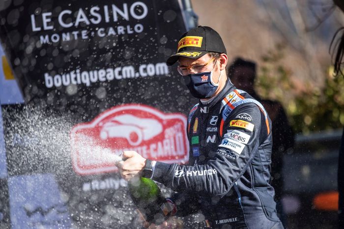 Podio: tercer lugar Thierry Neuville, Hyundai Motorsport