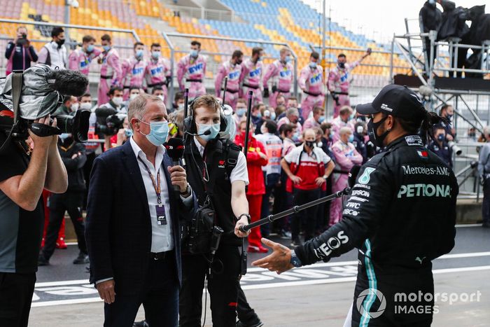 Lewis Hamilton, Mercedes-AMG F1, celebra en Parc Ferme después de asegurar su séptimo campeonato mundial cpm  Martin Brundle, Sky TV