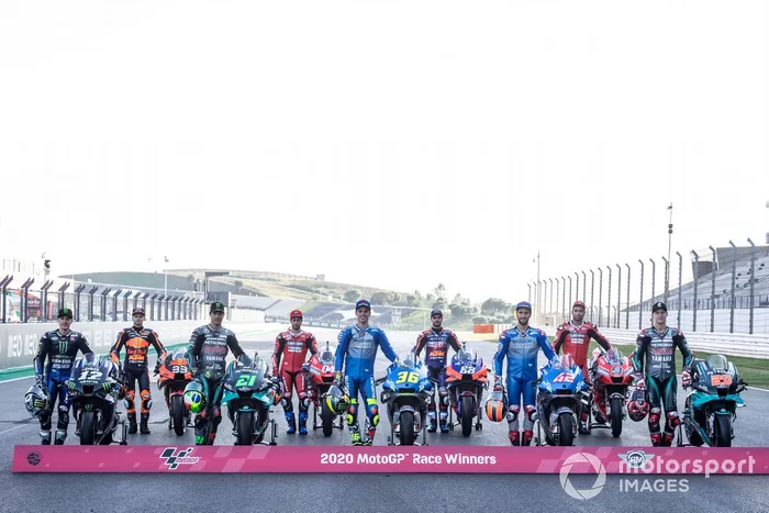 Los nueve ganadores de 2020: Maverick Vinales, Yamaha Factory Racing, Brad Binder, Red Bull KTM Factory Racing, Franco Morbidelli, Petronas Yamaha SRT, Andrea Dovizioso, Ducati Team, Joan Mir, Team Suzuki MotoGP, Miguel Oliveira, Red Bull KTM Tech 3, Alex Rins, Team Suzuki MotoGP, Danilo Petrucci, Ducati Team, Fabio Quartararo, Petronas Yamaha SRT