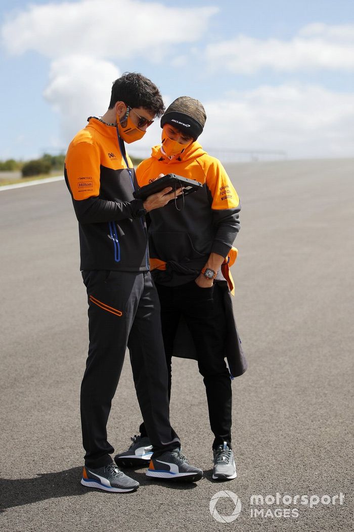 Lando Norris, McLaren, con un ingeniero