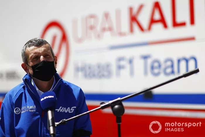 Guenther Steiner, director del equipo Haas F1, habla con los medios de comunicación