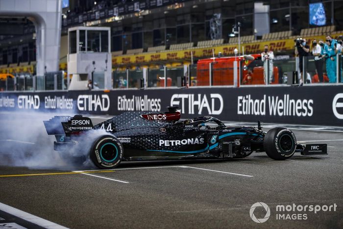 Lewis Hamilton, Mercedes F1 W11, 3ª posición, hace unos donuts en la parrilla al final de la carrera para celebrar la confirmación de su 7º título del Campeonato Mundial de Pilotos