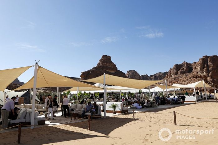 Visitantes en el paddock