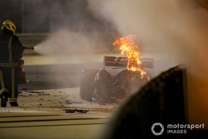 Oficiales de pista apagan el fuego del monoplaza de Romain Grosjean, Haas VF-20