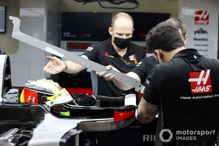 Mick Schumacher ajustando su asiento de Haas F1 con su ingeniero, Gary Gannon