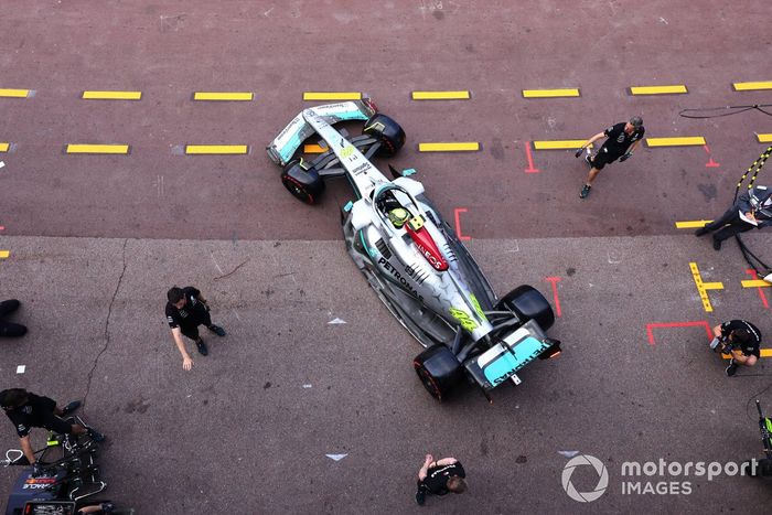 Lewis Hamilton, Mercedes W13, sale del garaje